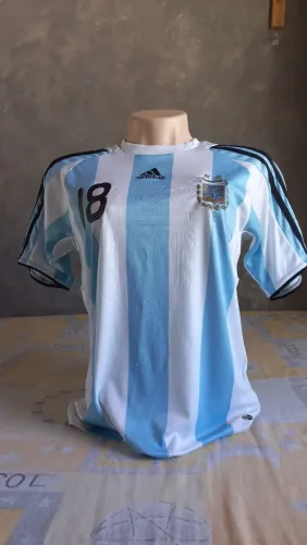CAMISA VINTAGE DA ARGENTINA ? MESSI #18 | ADIDAS | TAMANHO P FEMININO
