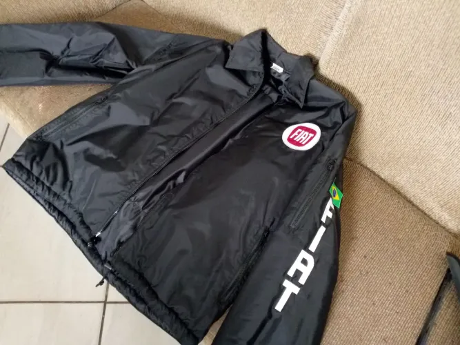 Blusão Personalizado com Logotipo da "FIAT', SEM USO. Retirada na Pampulha.