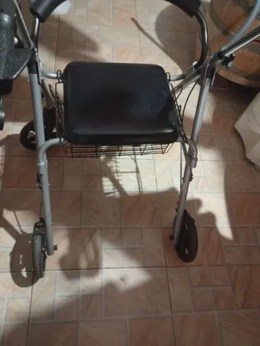 Andador pra idoso com rodas e assento 