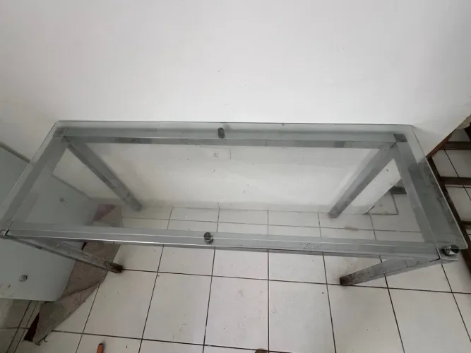 Mesa com tampo de vidro