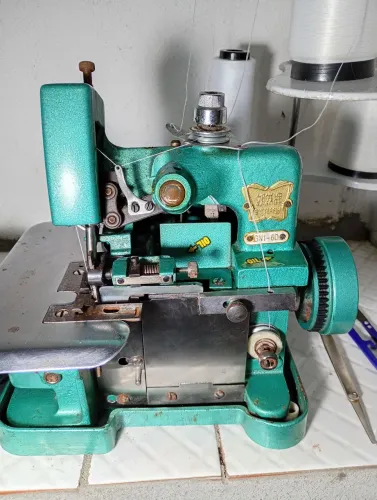 Máquina de costura overlock portátil