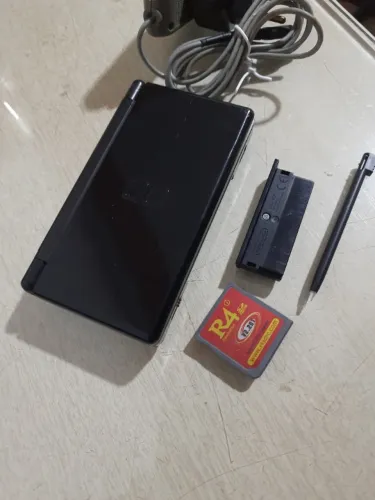 Nintendo DS lite + R4 + carregador (veja detalhe na tela superior)