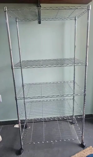 Estante de metal
