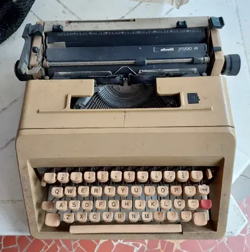 Máquina de escrever Olivetti Studio 45, anos 70, usada.
