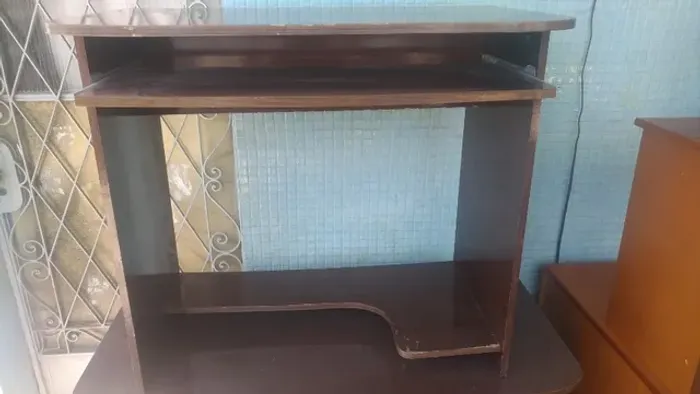 Rack escrivaninha para computador, em Mdf, teclado retrátil, bom estado. E outros.