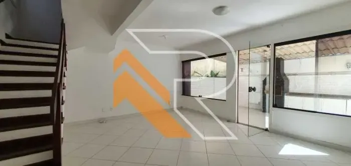 À Venda casa padrão em condomínio com 03 quartos, sendo 1 suíte em Camboinhas - Niterói- R