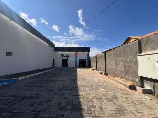 CÓD: 2420. Prédio com Excelente Localização para Locação no bairro Nova Betânia.