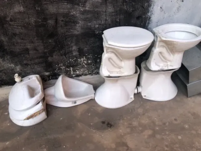 Vendo Vasos Sanitários, Pias E Mictório.