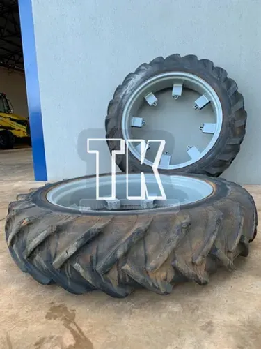 cod.990 - Par de pneus finos 12.4-38 Goodyear - TK Tratores Nova Andradina - MS