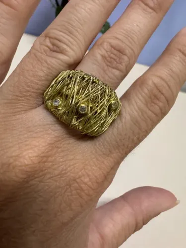 Lindíssimo anel dourado com strass