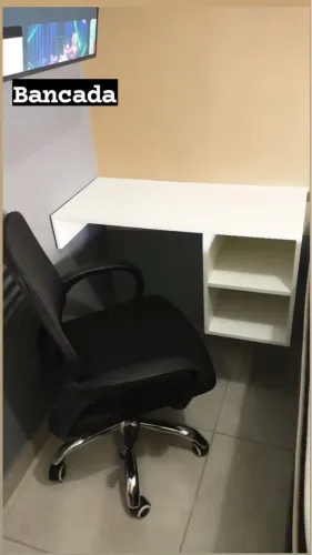 Mesa de Escritório Suspensa - Ideal para Espaços Compactos