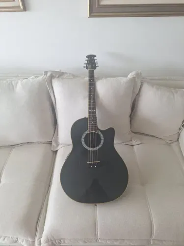 Violão Ovation USA preto.