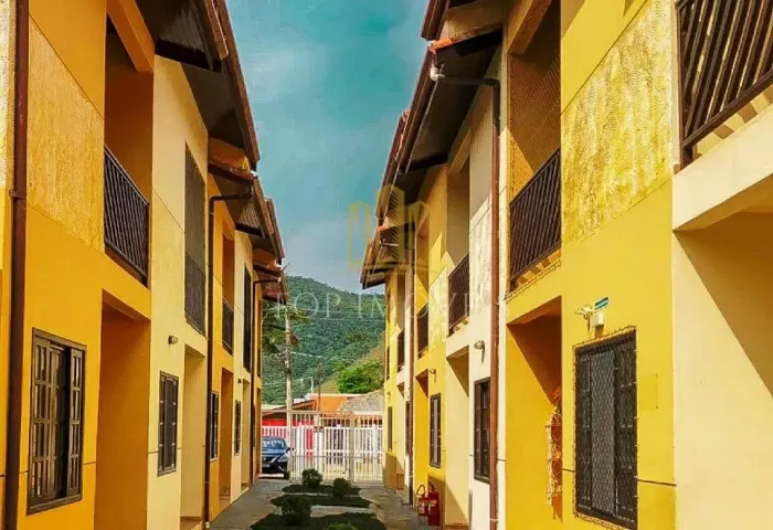 Oportunidade - Casa com 2 Quartos 500 m. da Praia de Maranduba.