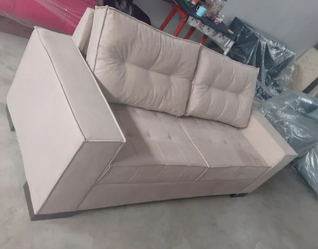 Sofá 4 lugares bege em linho Novo