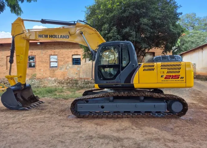 Escavadeira New Holland E215B ano 2014 Premium, com ar condicionado, em SP