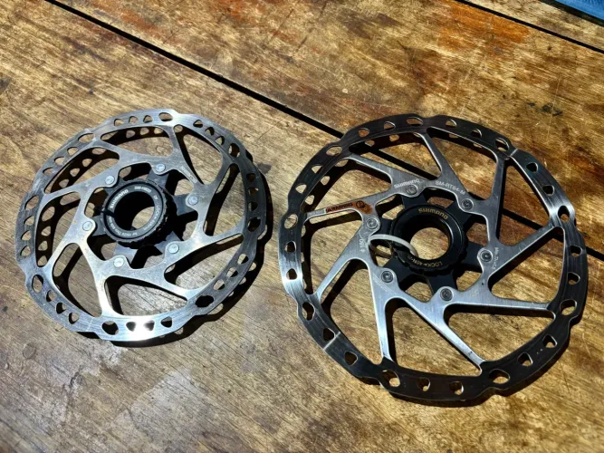 Par de Discos de Freio Shimano SM-RT64-M 180/160mm