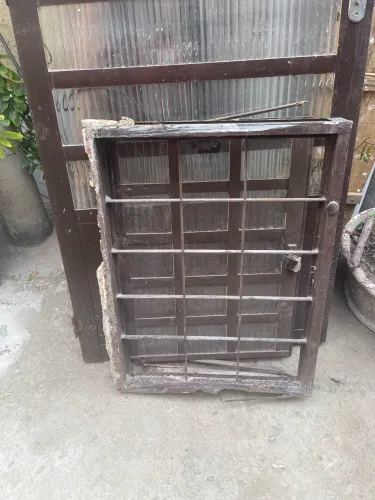 Porta e Janela de ferro com vidro.