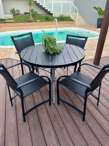 Conjunto de Mesa e Cadeiras para Área Externa 3200,00