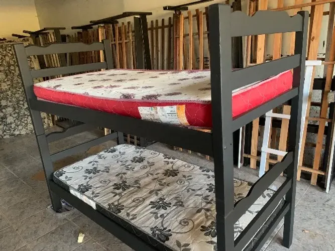 Beliche preta com os colchões 