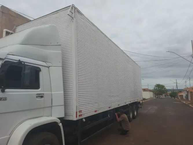 Baú chapeado com 10 metros e com porta lateral, semi novo 
