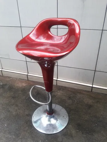 Cadeira de bancada regulável