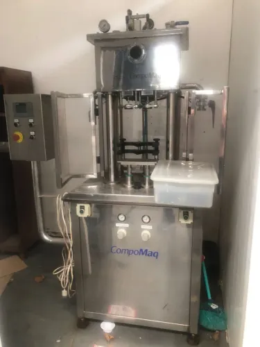 Envasadora dois bicos isobárica com cravadora 350 garrafas/h<br>Marca Compomaq