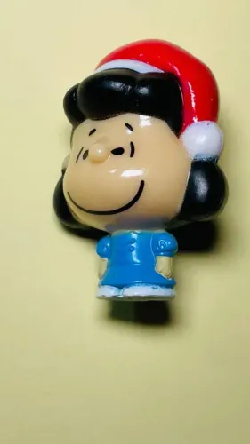 Lucy da Cacau Show - gogo miniatura 3 cm (da coleção 2024 natal snoopy)