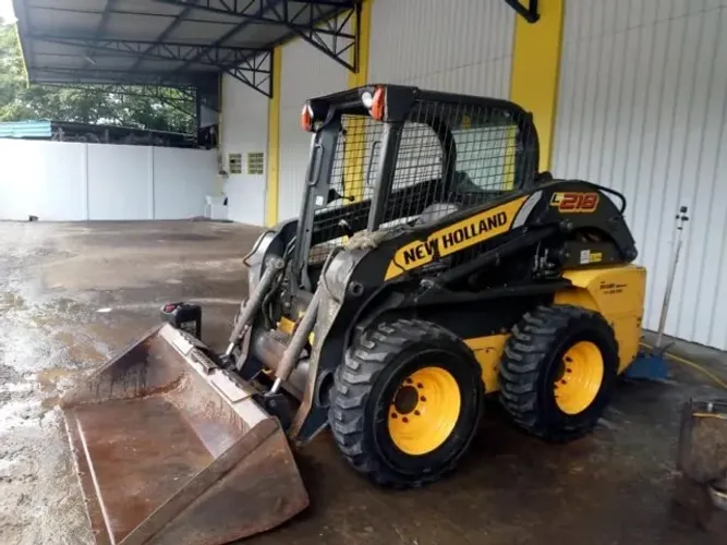 Mini Carregadeira New Hollando L218 ano 2013