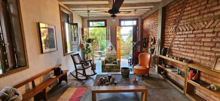 Privilégio Imóveis vende: Casa tríplex espaço, conforto e funcionalidade