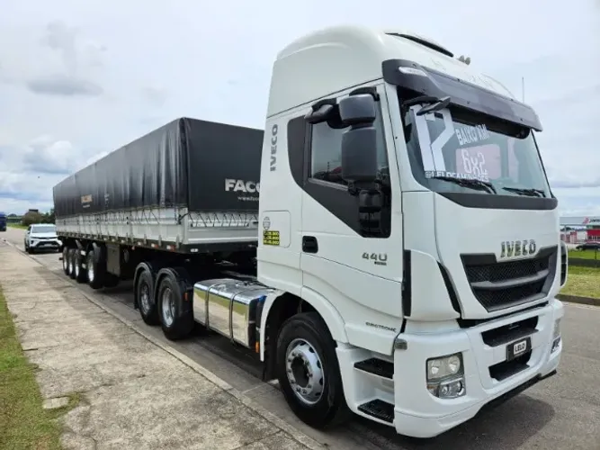 Iveco Hiway 6x2 Ano 17 Teto Alto Automático Geladeira ar digital pneus dianteiros Michelin