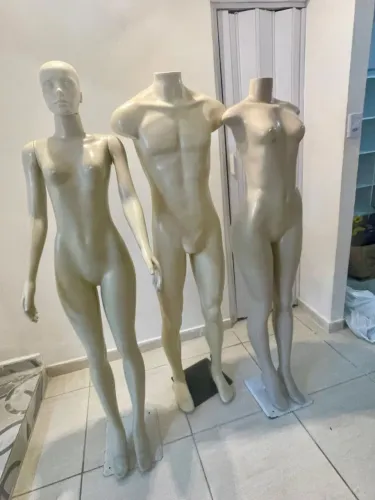 Manequins, araras, cabideiros