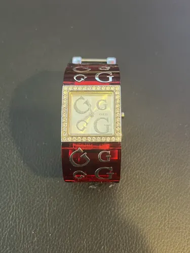 Relógio Guess feminino vermelho com detalhes