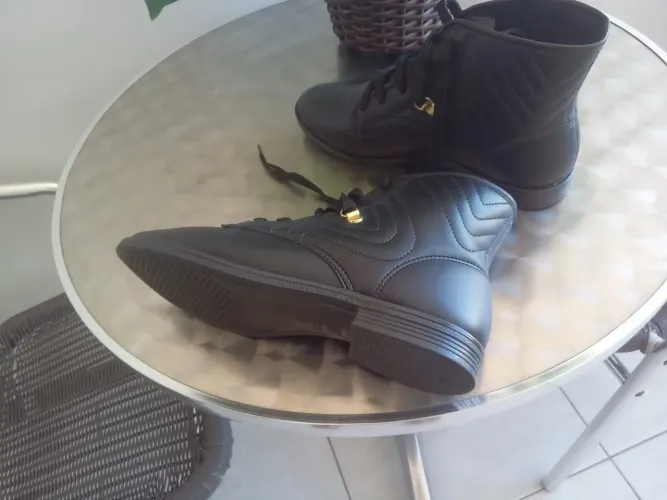 Botas Femininas de Couro Preto