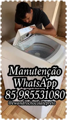 Manutenção em máquina de lavar.