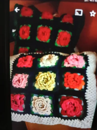 Almofadas artesanais de crochê com flores