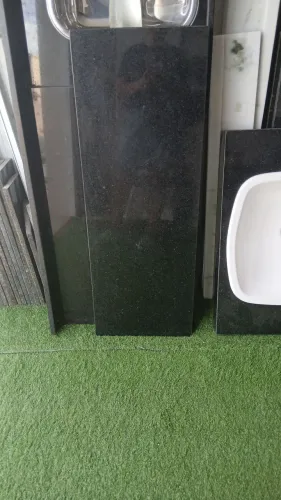Granito sob medida, pia e bancadas.