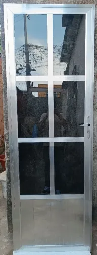 Porta de Alumínio com Vidro Temperado
