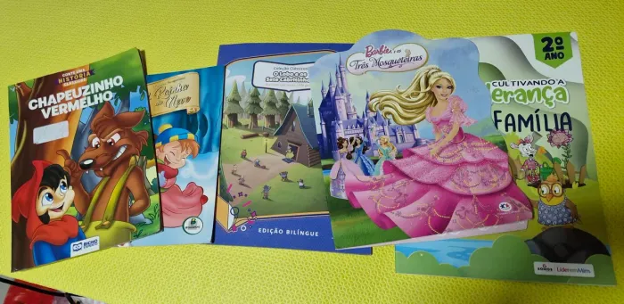 Livros Infantis: Chapeuzinho Vermelho, Barbie e outros