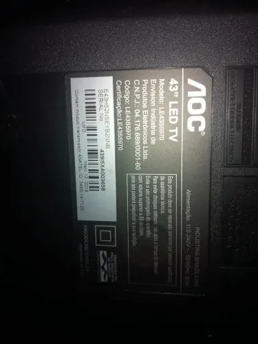 Tv AOC tela com faixas.