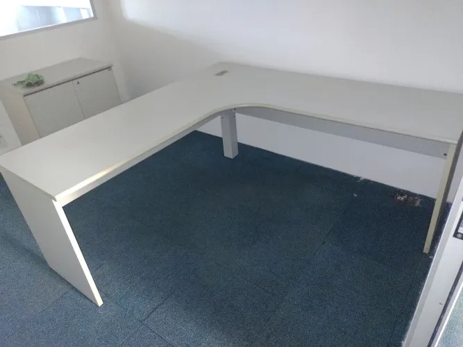 Mesa Escritorio em L, com 1,80 material ótima qualidade. E outros.