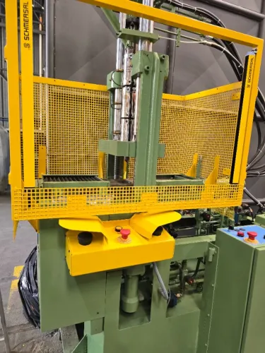 Injetora de plásticos 22T vertical com mesa transversal.