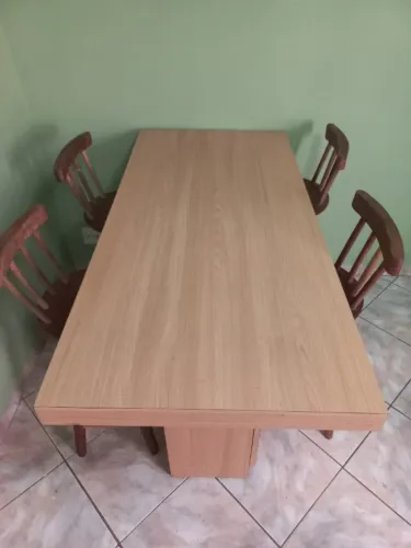 Mesa balcão com 4 banquetas Armário interno