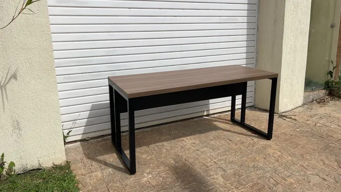 Mesa Industrial 1.50x0.70 MDP para Escritório com Design Moderno