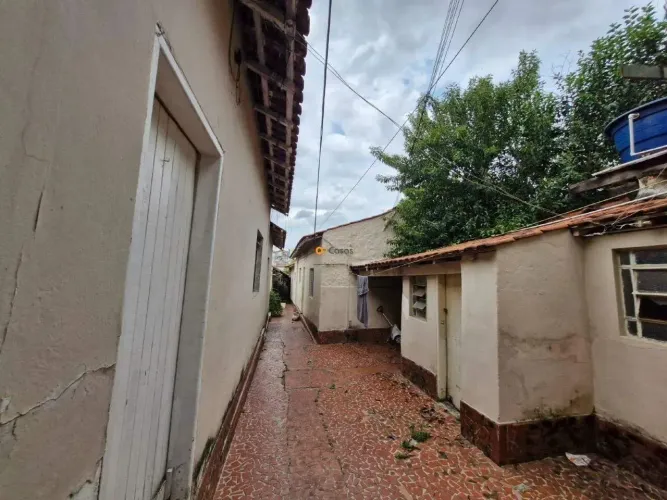 Casa antiga com divisões para locação no Sacomã