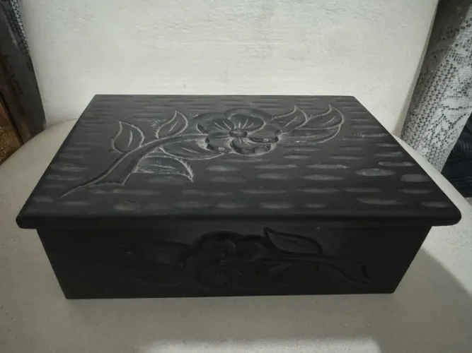 Caixa de madeira antiga (pode ser caixa de chá ou porta joia)