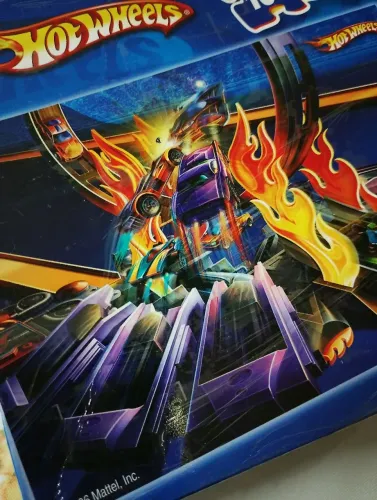 Hot Wheels Mattel com 100 peças para montar.