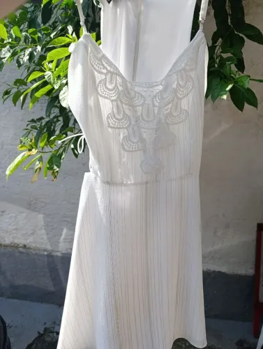 Vestido branco com detalhes em renda e brilho