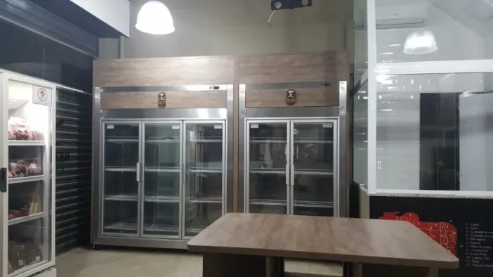 CERVEJEIRA COM PORTA DE VIDRO .
