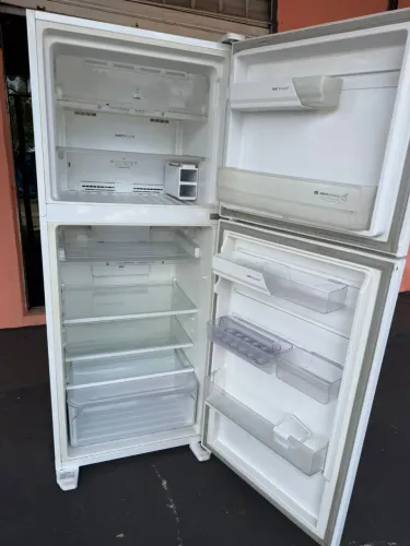 Entrego hoje Geladeira semi nova Aceito cartão de crédito