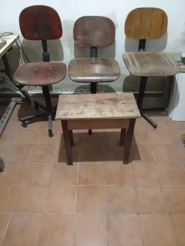 Conjunto com 3 bancos/cadeiras de oficina + Banquinho/mesa pequena de madeira